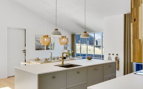 Karoliina - 500M from the Sea: Cocina, Diseño De Interiores, Mostrador, Lámpara, Mueble, Techo, Piso, Gabinetes, Aparato De Cocina, Encendiendo