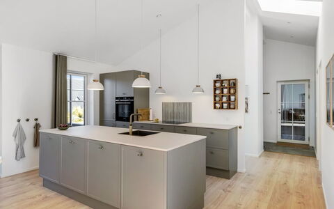 Karoliina - 500M from the Sea: Cocina, Piso, Diseño De Interiores, Mostrador, Techo, Gabinetes, Madera, Suelo, Aparato De Cocina, Lámpara