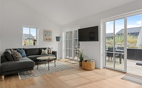 Karoliina - 500M from the Sea: Piso, Suelos De Madera, Madera, Suelo, Diseño De Interiores, Suelo Laminado, Casa, Madera Dura, Sofá, Sala