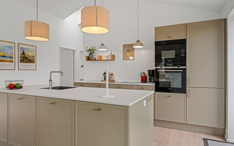 Karoliina - 500M from the Sea: Cocina, Mostrador, Diseño De Interiores, Gabinetes, Piso, Aparato De Cocina, Madera, Techo, Mueble, Lámpara