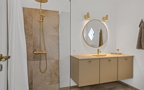 Karoliina - 500M from the Sea: Arreglo De Tubería, Piso, Suelo, Diseño De Interiores, Espejo, Plomería, Baño, Lámpara, Mueble De Baño, Grifo