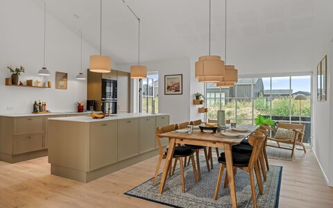 Karoliina - 500M from the Sea: Mueble, Cocina, Piso, Diseño De Interiores, Madera, Cocina Y Comedor Mesa, Techo, Mostrador, Suelo, Comedor