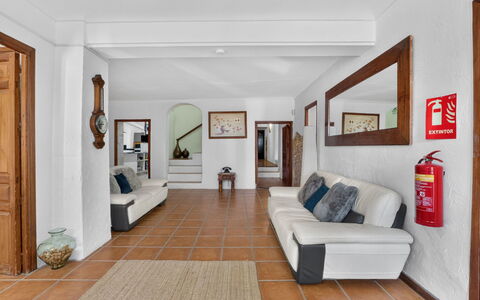 La Buena Vida: Mueble, Diseño De Interiores, Piso, Suelo, Sofá, Madera, Techo, Habitación, Sala, Mesa