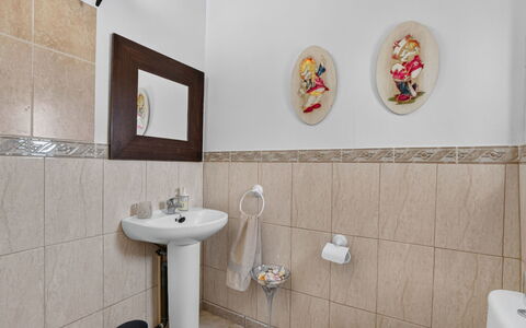 La Buena Vida: Arreglo De Tubería, Piso, Suelo, Baño, Diseño De Interiores, Lavabo, Plomería, Grifo, Lavabo Del Baño, Asiento Del Baño