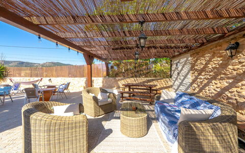 La Buena Vida: Madera, Mueble, Silla, Mueble Para Exteriores, Sombra, Manchas De Madera, Mesa Al Aire Libre, Estructura Al Aire Libre, Balcón, Cubierta