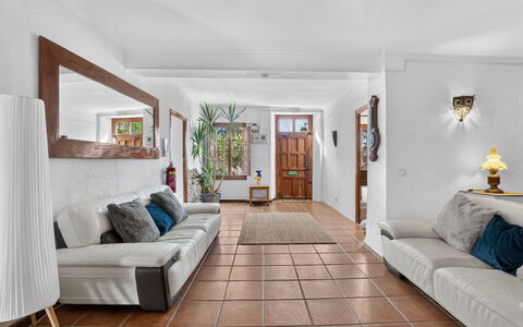 La Buena Vida: Mueble, Piso, Suelo, Diseño De Interiores, Sofá, Madera, Techo, Sala, Habitación, Mesa
