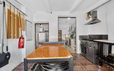 La Buena Vida: Piso, Madera, Mueble, Techo, Suelo, Diseño De Interiores, Cocina, Encendiendo, Electrodoméstico, Mostrador