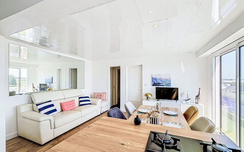 Résidence de la Mer: Mueble, Diseño De Interiores, Piso, Suelo, Sofá, Techo, Madera, Habitación, Sala, Mesa