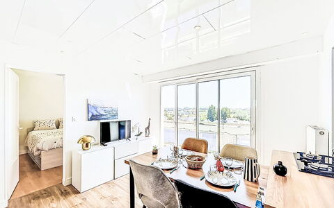 Résidence de la Mer: Departamento, Suelo, Techo, Habitación, Suelos De Madera, La Luz Del Día, Hotel, Ático, Lámpara, Sala