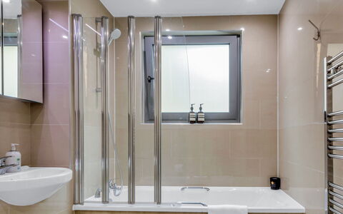 Hoxton 310: Baño, Diseño De Interiores, Arreglo De Tubería, Piso, Suelo, Bañera, Plomería, Grifo, Lavabo, Loseta