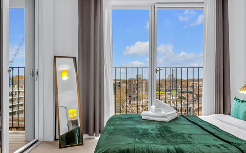 Wickside Apartment: Mueble, Diseño De Interiores, Departamento, Suelo, Piso, Mesa, Silla, Sala, Habitación, Casa