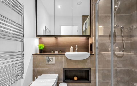 Wickside Apartment: Mueble, Diseño De Interiores, Departamento, Suelo, Piso, Mesa, Silla, Sala, Habitación, Casa