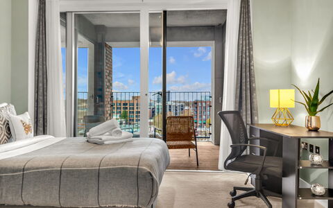 Wickside Apartment: Mueble, Diseño De Interiores, Departamento, Suelo, Piso, Mesa, Silla, Sala, Habitación, Casa