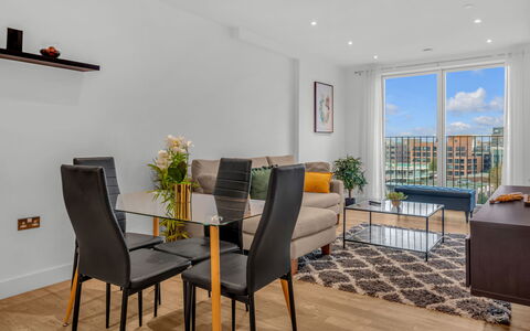 Wickside Apartment: Mueble, Diseño De Interiores, Departamento, Suelo, Piso, Mesa, Silla, Sala, Habitación, Casa