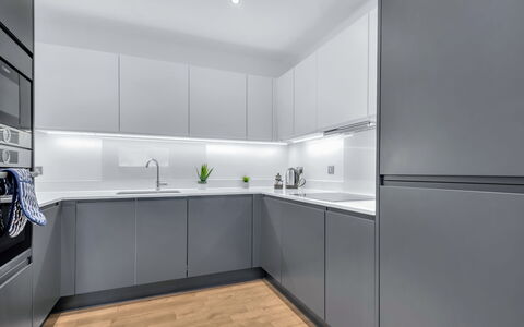 Wickside Apartment: Mueble, Diseño De Interiores, Departamento, Suelo, Piso, Mesa, Silla, Sala, Habitación, Casa