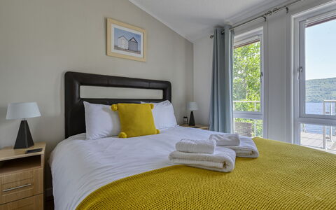 Cìela Lodge on Loch Ness: Habitación, Cama, Diseño De Interiores, Casa, Sábana, Lecho, Departamento, Suelo, Marco De La Cama