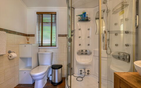 Cìela Lodge on Loch Ness: Baño, Arreglo De Tubería, Baño, Lavabo Del Baño, Diseño De Interiores, Piso, Asiento Del Baño, Lavabo, Suelo, Plomería