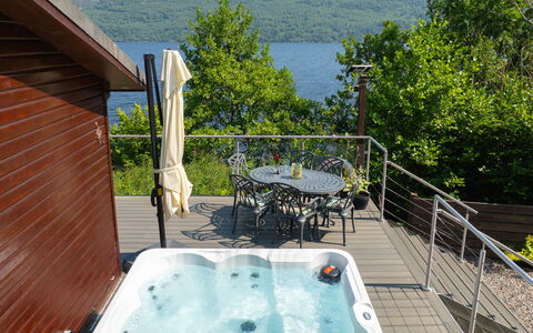 Cìela Lodge on Loch Ness: Arreglo De Tubería, Jacuzzi, Bañera, Piscina, Manchas De Madera, Mueble Para Exteriores, Madera Dura, Silla, Eco Hotel