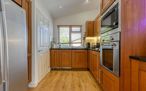 Cìela Lodge on Loch Ness: Cocina, Aparato De Cocina, Gabinetes, Mostrador, Piso, Mueble, Electrodoméstico, Diseño De Interiores, Madera, Electrodoméstico