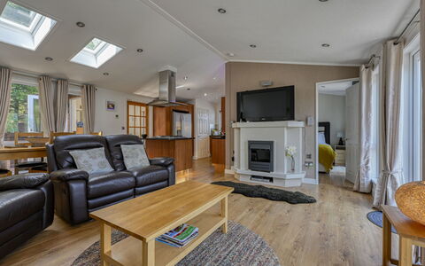 Cìela Lodge on Loch Ness: Mueble, Diseño De Interiores, Madera, Piso, Techo, Suelo, Sofá, Casa, Encendiendo, Sala