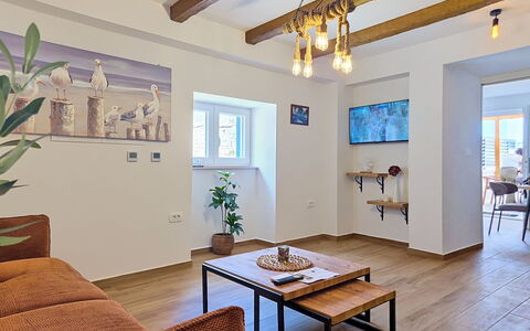 Blazov Dvor: Mueble, Diseño De Interiores, Departamento, Suelo, Piso, Mesa, Silla, Sala, Habitación, Casa