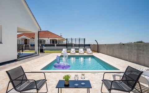 Vila Nik: Mueble, Diseño De Interiores, Departamento, Suelo, Piso, Mesa, Silla, Sala, Habitación, Casa