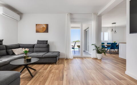 Vila Nik: Mueble, Diseño De Interiores, Departamento, Suelo, Piso, Mesa, Silla, Sala, Habitación, Casa