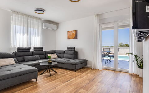 Vila Nik: Mueble, Diseño De Interiores, Departamento, Suelo, Piso, Mesa, Silla, Sala, Habitación, Casa