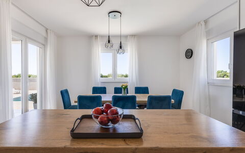 Vila Nik: Mueble, Diseño De Interiores, Departamento, Suelo, Piso, Mesa, Silla, Sala, Habitación, Casa