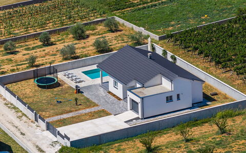 Vila Nik: Mueble, Diseño De Interiores, Departamento, Suelo, Piso, Mesa, Silla, Sala, Habitación, Casa