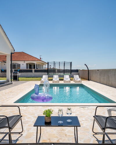 Vila Nik: Mueble, Diseño De Interiores, Departamento, Suelo, Piso, Mesa, Silla, Sala, Habitación, Casa