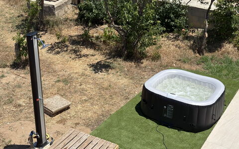 Villa la Vigne: Patio Interior, Jardín, Césped, Yarda, Paisajismo, Estructura Al Aire Libre, Jacuzzi, Patio, Planta De Casa
