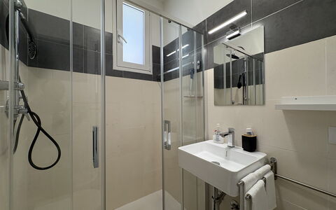 Villa la Vigne: Baño, Arreglo De Tubería, Piso, Suelo, Diseño De Interiores, Lavabo, Baño, Grifo, Plomería, Lavabo Del Baño