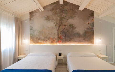 Relais Villa Mirandola: Diseño De Interiores, Techo, Habitación, Habitación, Cama, Sábana, Lecho, Linos, Marco De La Cama, Pintar