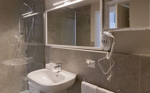 Relais Villa Mirandola: Diseño De Interiores, Piso, Suelo, Habitación, Techo, Arreglo De Tubería, Plomería, Baño, Lavabo, Grifo