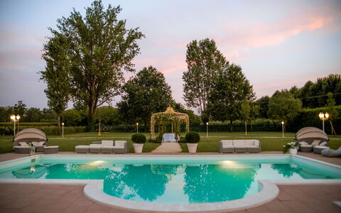 Relais Villa Mirandola: Jardín, Césped, Yarda, Parque, Piscina, Noche, Lámpara, Hacienda, Villa, Mansión