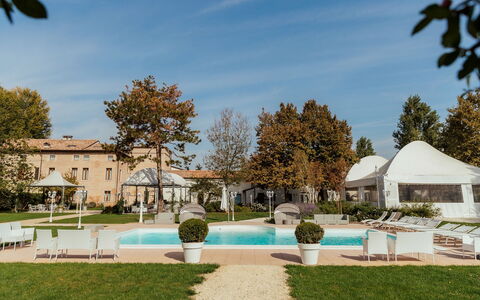 Relais Villa Mirandola: Piscina, Jardín, Inmuebles, Paisajismo, Yarda, Patio, Sombra, Césped, Pabellón, Estructura Al Aire Libre