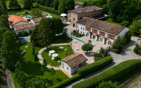 Relais Villa Mirandola: Inmuebles, Jardín, Césped, Hacienda, Mansión, Patio, Paisajismo, Yarda, Villa, Parque