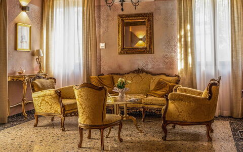 Relais Villa Mirandola: Mueble, Diseño De Interiores, Sofá, Pared, Piso, Suelo, Sala, Habitación, Silla, Encendiendo