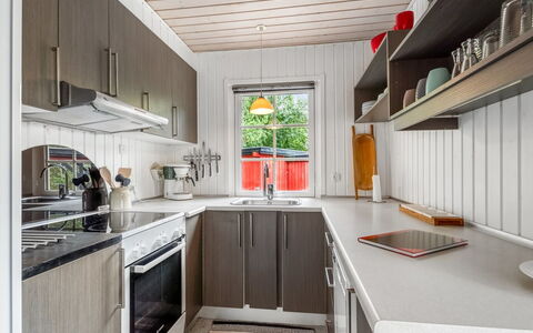 Aiske - 700M from the Sea: Cocina, Aparato De Cocina, Mostrador, Madera, Electrodoméstico, Diseño De Interiores, Piso, Techo, Electrodoméstico, Mueble