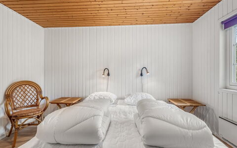 Aiske - 700M from the Sea: Habitación, Diseño De Interiores, Madera, Cama, Mueble, Suelo, Piso, Techo, Sábana, Lecho