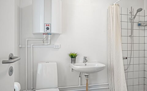 Ineke - 200M from the Sea: Arreglo De Tubería, Plomería, Baño, Lavabo, Baño, Habitación, Grifo, Asiento Del Baño, Loseta, Lavabo Del Baño