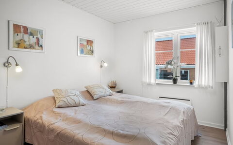 Ineke - 200M from the Sea: Cama, Habitación, Pared, Sábana, Diseño De Interiores, Techo, Lecho, Madera, Mueble, Suelo