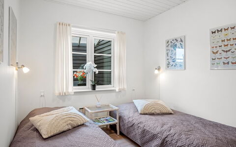 Ineke - 200M from the Sea: Diseño De Interiores, Suelo, Habitación, Madera, Piso, Cama, Techo, Mueble, Sábana, Lecho