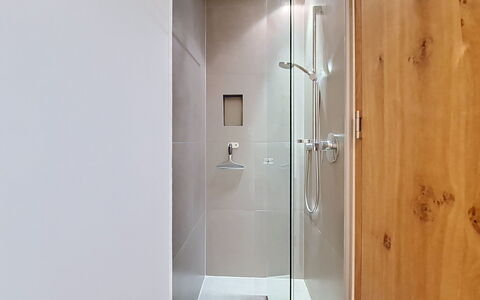 Das Weidach: Piso, Madera, Arreglo De Tubería, Baño, Suelo, Diseño De Interiores, Alcachofa De La Ducha, Ducha, Plomería, Panel De Ducha
