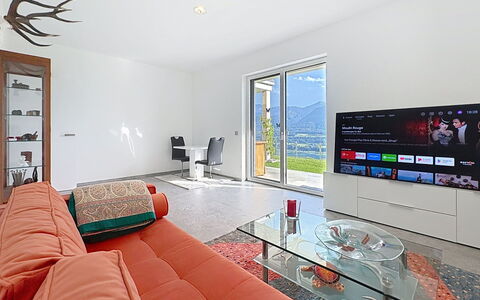Karawanken Panorama: Diseño De Interiores, Televisión, Mueble, Sala, Techo, Set De Televisión, Habitación, Dispositivo Electronico