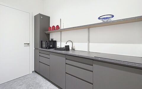 Karawanken Panorama: Gabinetes, Diseño De Interiores, Cocina, Piso, Mueble, Mostrador, Cajón, Habitación, Estantería, Aparato De Cocina