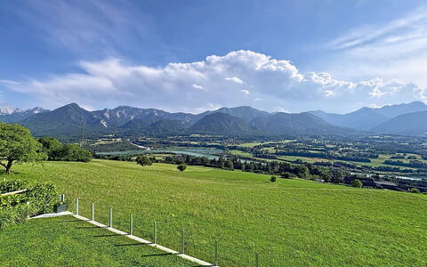 Karawanken Panorama: Cielo, Verde, Accidentes Geográficos Montañosas, Colina, Paisaje Natural, Montaña, Llanura, Pradera, Nube, Tierras Altas