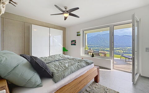 Karawanken Panorama: Diseño De Interiores, Mueble, Habitación, Techo, Piso, Cama, Madera, Suelo, Habitación, Encendiendo