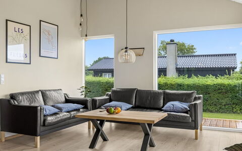 Illona - 200M from the Sea: Mueble, Piso, Madera, Suelo, Sofá, Diseño De Interiores, Suelos De Madera, Sala, Suelo Laminado